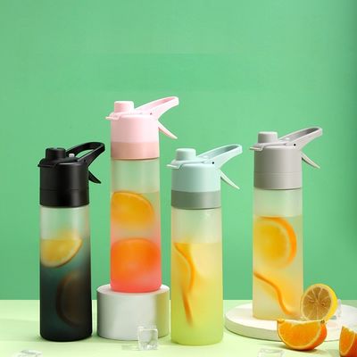 Diseño Logotipo personalizado Botellas de spray de plástico de 650 ml para deportes al aire libre Botella creativa