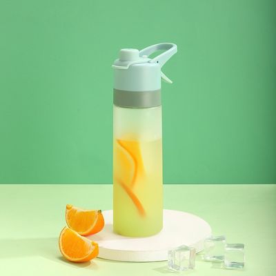 Diseño Logotipo personalizado Botellas de spray de plástico de 650 ml para deportes al aire libre Botella creativa