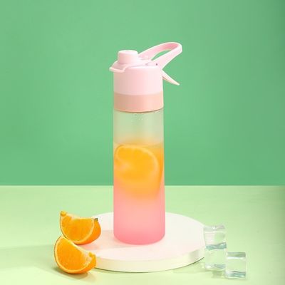 Diseño Logotipo personalizado Botellas de spray de plástico de 650 ml para deportes al aire libre Botella creativa