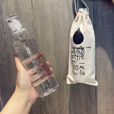 Botella de agua de plástico de gimnasio de 500 ml con escala de tiempo para el fitness moderno y diseño reutilizable