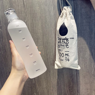 Botella de agua de plástico de gimnasio de 500 ml con escala de tiempo para el fitness moderno y diseño reutilizable