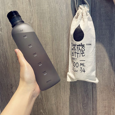 Botella de agua de plástico de gimnasio de 500 ml con escala de tiempo para el fitness moderno y diseño reutilizable
