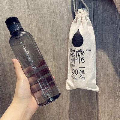 Botella de agua de plástico de gimnasio de 500 ml con escala de tiempo para el fitness moderno y diseño reutilizable