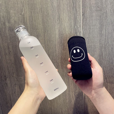 Botella de agua de plástico de gimnasio sostenible de 500 ml con escala de tiempo a prueba de fugas y libre de BPA