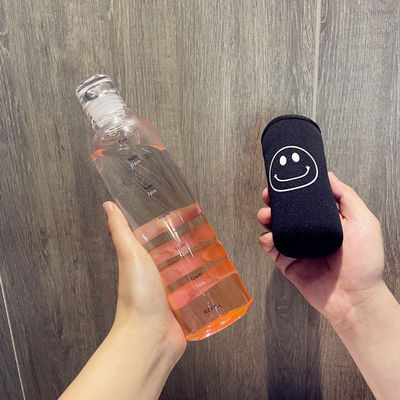 Botella de agua de plástico de gimnasio sostenible de 500 ml con escala de tiempo a prueba de fugas y libre de BPA