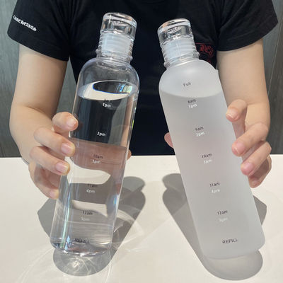 Botella de agua de plástico de gimnasio sostenible de 500 ml con escala de tiempo a prueba de fugas y libre de BPA