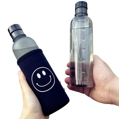 Botella de agua de plástico de gimnasio sostenible de 500 ml con escala de tiempo a prueba de fugas y libre de BPA