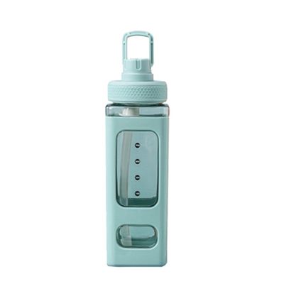 Botella de agua de plástico cuadrada de 700 ml equipada con revestimiento anticorrosión y paja