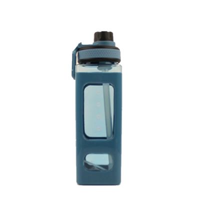 Botella de agua de plástico cuadrada de 700 ml equipada con revestimiento anticorrosión y paja
