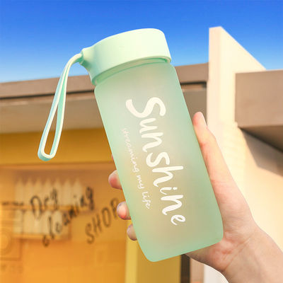Estilo de diseño minimalista Taza de plástico portátil de 600 ml Logotipo personalizado aceptable para uso al aire libre
