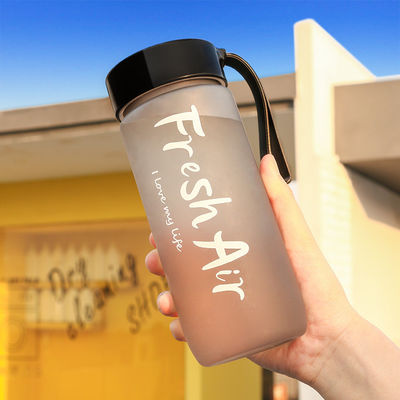 Estilo de diseño minimalista Taza de plástico portátil de 600 ml Logotipo personalizado aceptable para uso al aire libre