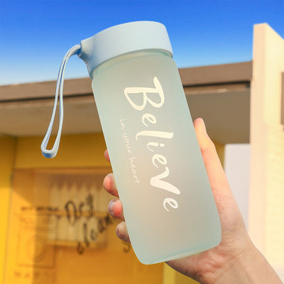 Estilo de diseño minimalista Taza de plástico portátil de 600 ml Logotipo personalizado aceptable para uso al aire libre