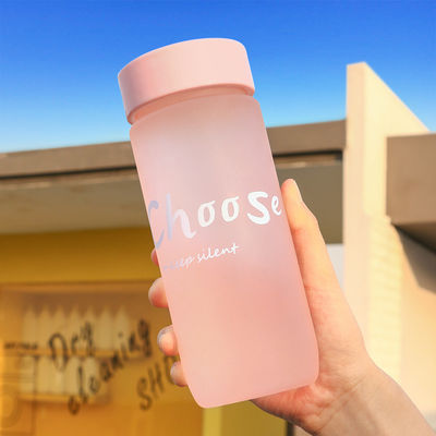 Estilo de diseño minimalista Taza de plástico portátil de 600 ml Logotipo personalizado aceptable para uso al aire libre