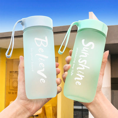 Estilo de diseño minimalista Taza de plástico portátil de 600 ml Logotipo personalizado aceptable para uso al aire libre