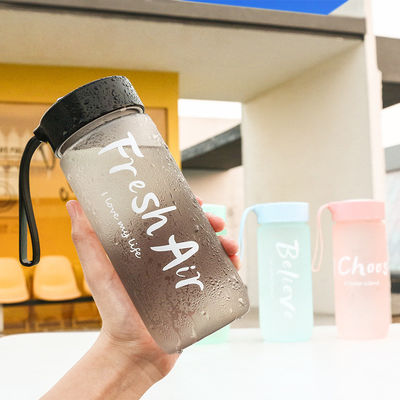 Estilo de diseño minimalista Taza de plástico portátil de 600 ml Logotipo personalizado aceptable para uso al aire libre