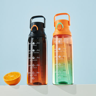 Botella de agua de gran capacidad con mango y paja para deportes al aire libre 750 ml