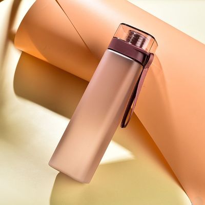 Deportes al aire libre portátil 550ml 700ml PC Botella de agua cuadrada de plástico con cuerda de mango