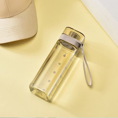 Botella de agua de boca cuadrada de plástico de colores con tapa flexible a prueba de fugas y cuerda de mango