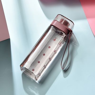 Botella de agua de boca cuadrada de plástico de colores con tapa flexible a prueba de fugas y cuerda de mango