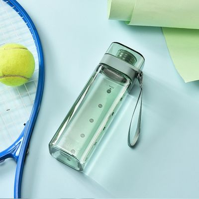 Botella de agua de boca cuadrada de plástico de colores con tapa flexible a prueba de fugas y cuerda de mango