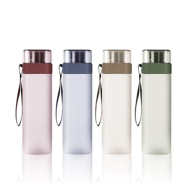 Botella de agua de boca cuadrada de plástico de colores con tapa flexible a prueba de fugas y cuerda de mango