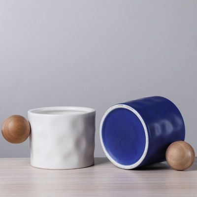 330ml Taza de café cerámica azul y blanca con mango esférico de madera para regalos de negocios