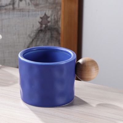 330ml Taza de café cerámica azul y blanca con mango esférico de madera para regalos de negocios