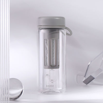 Botella de agua de plástico portátil estilo simple con infusora de té y 450ml/600ml de capacidad
