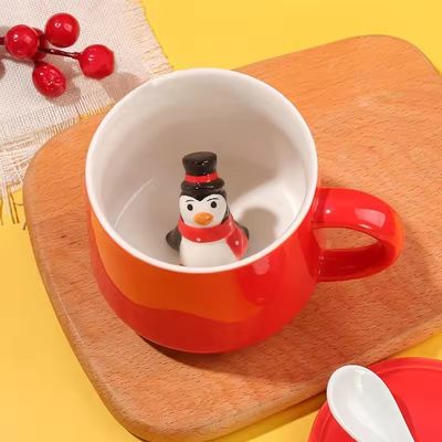 Taza de café de cerámica personalizada de 350 ml con tapa y mango en diseño minimalista para fiestas navideñas