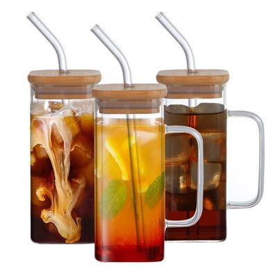 Taza de café helado con tapa y mango de paja