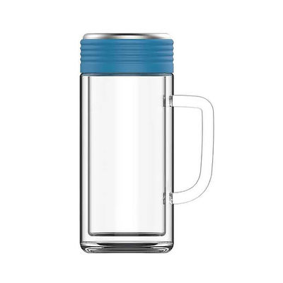 Taza de agua aislada de vidrio transparente de estilo clásico con asas y compartimientos para té