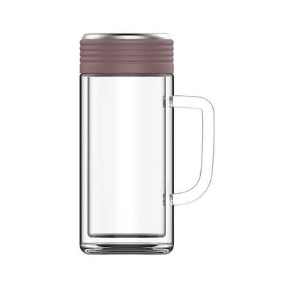 Taza de agua aislada de vidrio transparente de estilo clásico con asas y compartimientos para té