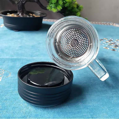 Taza de agua aislada de vidrio transparente de estilo clásico con asas y compartimientos para té