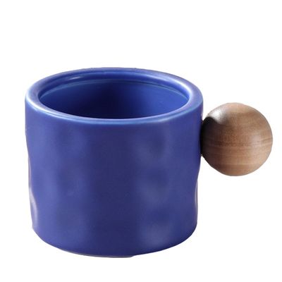 Logotipo personalizado Taza de cerámica azul creativa con muestras de mango de madera