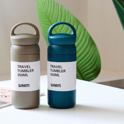 Regreso a la escuela Tazas aisladas de acero blanco 500 ml Flasca de vacío tumbler con mango