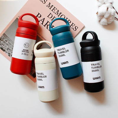 Regreso a la escuela Tazas aisladas de acero blanco 500 ml Flasca de vacío tumbler con mango