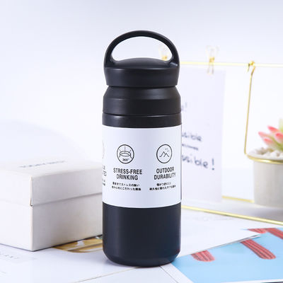 Regreso a la escuela Tazas aisladas de acero blanco 500 ml Flasca de vacío tumbler con mango