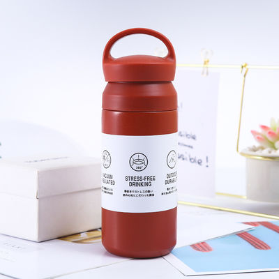 Regreso a la escuela Tazas aisladas de acero blanco 500 ml Flasca de vacío tumbler con mango