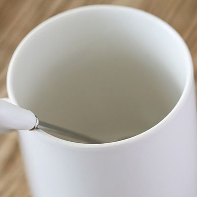 Taza de taza de cerámica sostenible con tapa y logotipo personalizado para amantes del té en tamaño de 0,5 kg