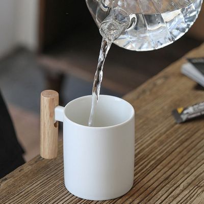 Taza de taza de cerámica sostenible con tapa y logotipo personalizado para amantes del té en tamaño de 0,5 kg