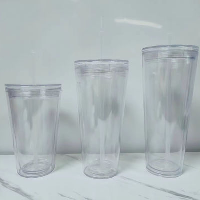 Botella de agua de plástico transparente con tapa y paja estilo exterior