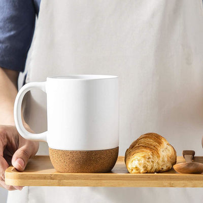 Logotipo personalizado 15 oz de sublimación de porcelana taza de café cerámica con tapa de mango y fondo de madera