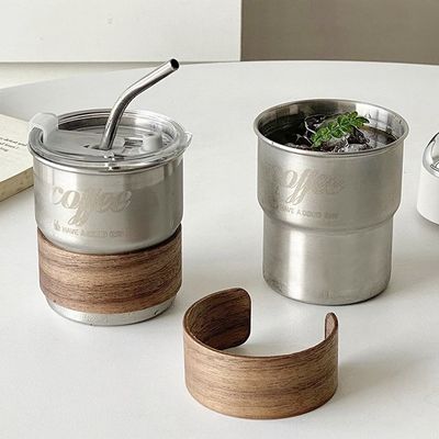 Taza de café de acero inoxidable con mango plegable y materiales sostenibles