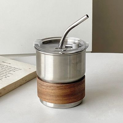Taza de café de acero inoxidable con mango plegable y materiales sostenibles