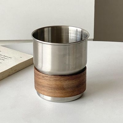 Taza de café de acero inoxidable con mango plegable y materiales sostenibles