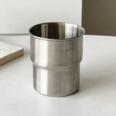 Taza de café de acero inoxidable con mango plegable y materiales sostenibles