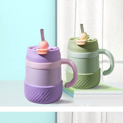 Lleve sus bebidas a cualquier lugar con una copa de vacío de acero inoxidable y tapa giratoria.
