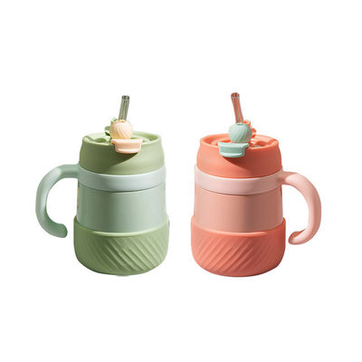 Lleve sus bebidas a cualquier lugar con una copa de vacío de acero inoxidable y tapa giratoria.