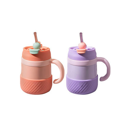 Lleve sus bebidas a cualquier lugar con una copa de vacío de acero inoxidable y tapa giratoria.