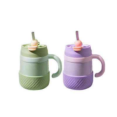 Lleve sus bebidas a cualquier lugar con una copa de vacío de acero inoxidable y tapa giratoria.